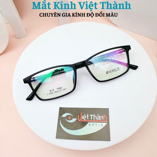 Gọng kính dáng chữ nhật phù hợp mọi khuôn mặt Mắt Kính Việt Thành